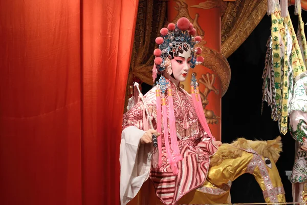 Opera chińska manekina i czerwone tkaniny jako miejsca na tekst, to nie zabawka, — Zdjęcie stockowe