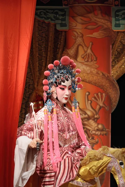 Manequim de ópera chinesa e pano vermelho como espaço de texto, é um brinquedo, não — Fotografia de Stock