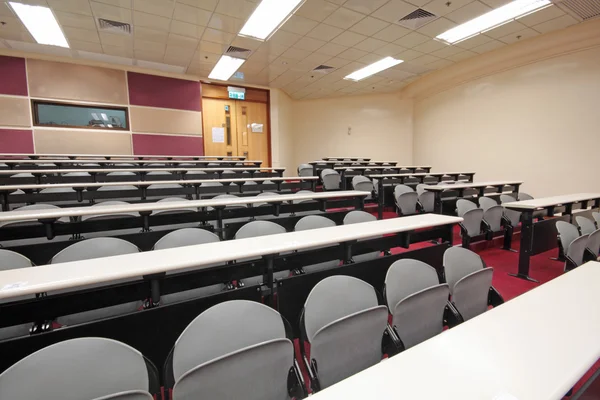 Salle vide pour présentation avec fauteuils gris — Photo