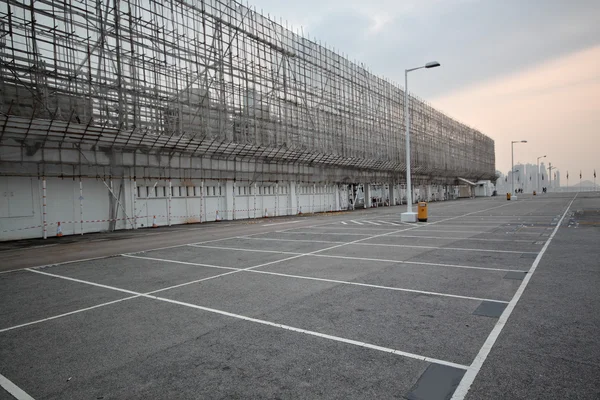 Grande parque de estacionamento espaço numerado — Fotografia de Stock