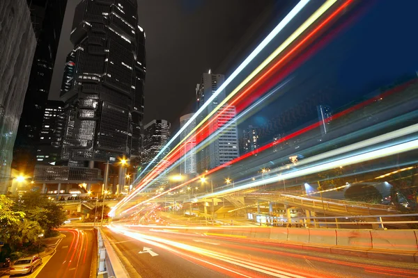 夜に近代的な都市交通 — ストック写真