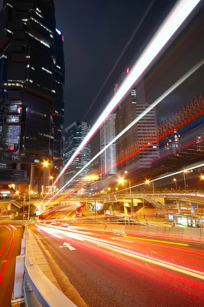 Moderne stad traffic's nachts — Stockfoto