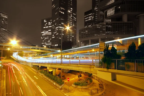 Tráfego urbano moderno à noite — Fotografia de Stock