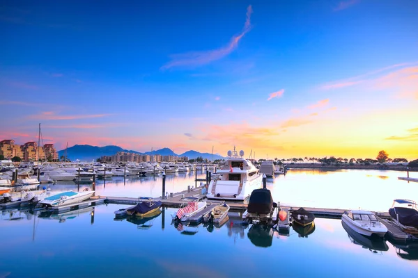 在金海岸夕阳下，香港邮政在游艇 — 图库照片