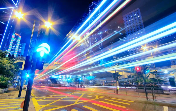 Moderna città urbana di notte con traffico autostradale — Foto Stock