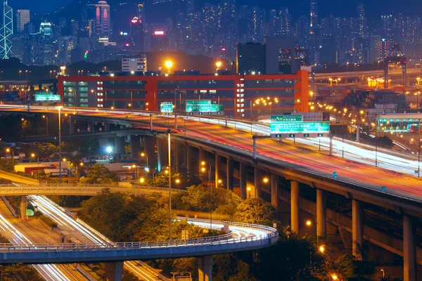 Tráfico por carretera en la ciudad por la noche — Foto de Stock