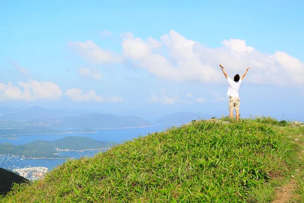 Beau paysage de montagnes avec lac à Hongkong et homme sur t — Photo