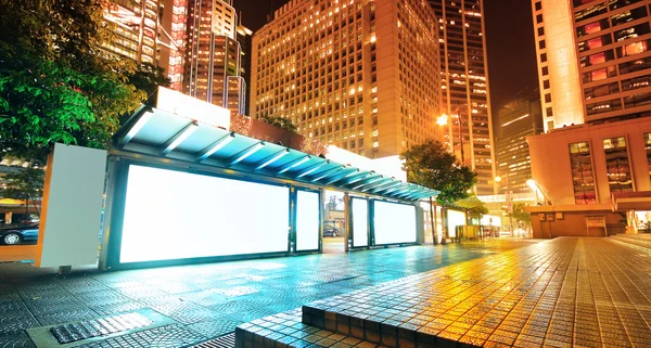 Üres hirdetőtábla a buszmegállóban éjszaka — Stock Fotó