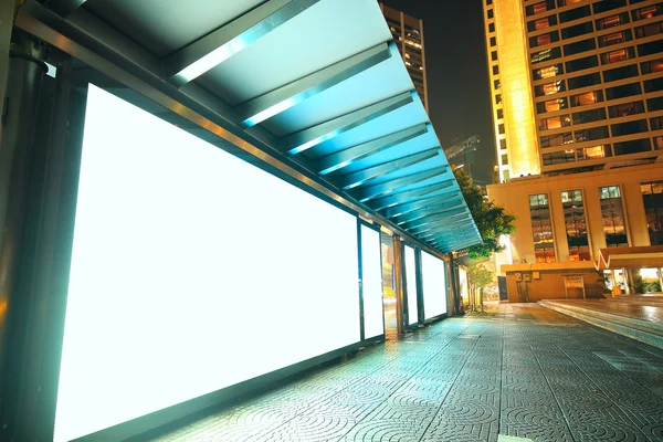 夜のバス停の上の空白の看板 — ストック写真