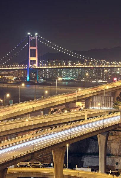Motorvägen och bron på natten — Stockfoto