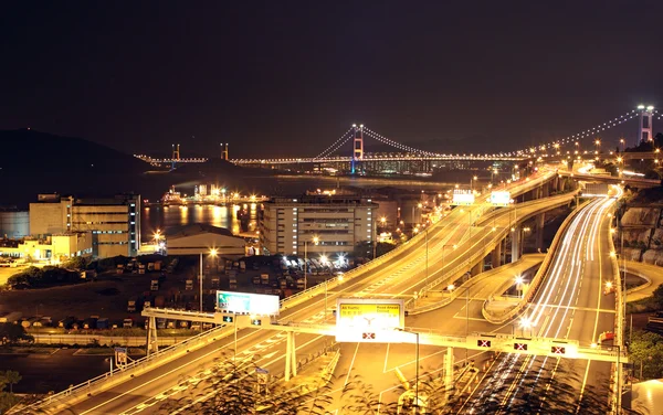 Nachtszenen von Autobahnbrücke in Hongkong. — Stockfoto