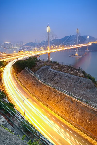 夜に交通機関の香港橋 — ストック写真