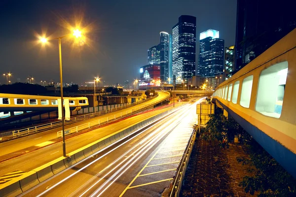 Paisaje urbano de noche y a través del tráfico de la ciudad —  Fotos de Stock