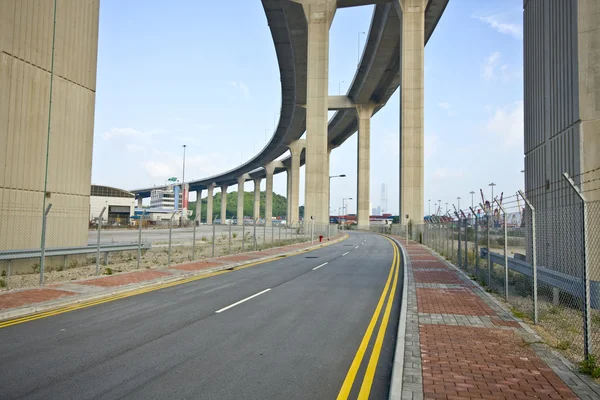 Under bron. stadsbilden — Stockfoto