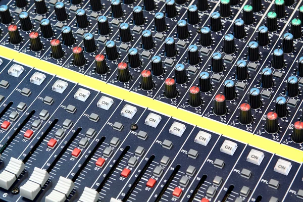 Equipo de botones en estudio de grabación de audio —  Fotos de Stock
