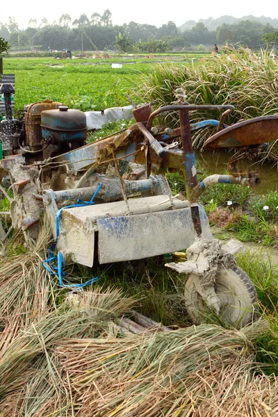 Traktor na farmě rýže — Stock fotografie