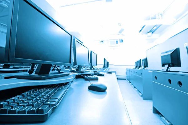 Sala de trabalho com computadores — Fotografia de Stock