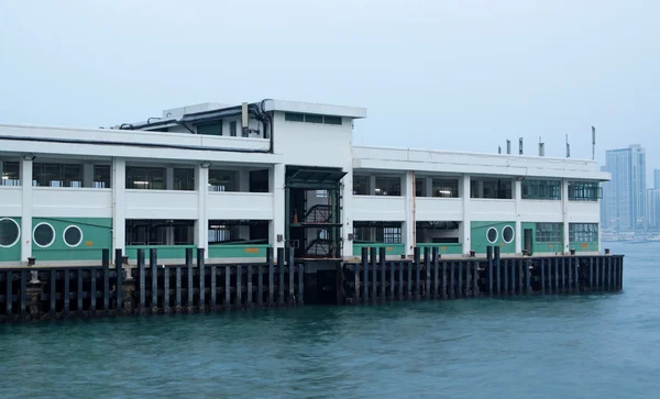 Ferry pier till avlägsna ön hong kong — Stockfoto