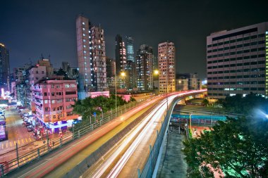 Köprü ve şehir gece görünümü