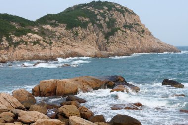 Kayalık deniz kıyısı ve bulanık su Shek o, Hong Kong 'da