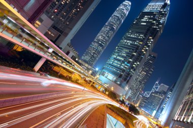 Akşamları çevre yolu trafiği olan modern şehir, Hong Kong