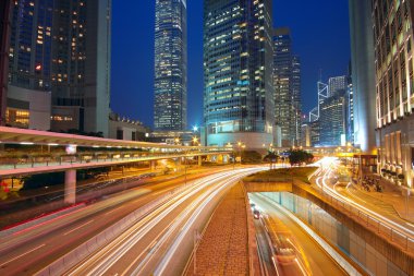 Akşamları çevre yolu trafiği olan modern şehir, Hong Kong