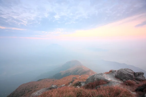 Dağın üzerinden günbatımı — Stok fotoğraf