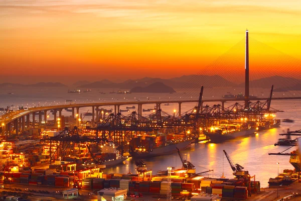 Entrepôt portuaire avec cargaisons et conteneurs au coucher du soleil — Photo
