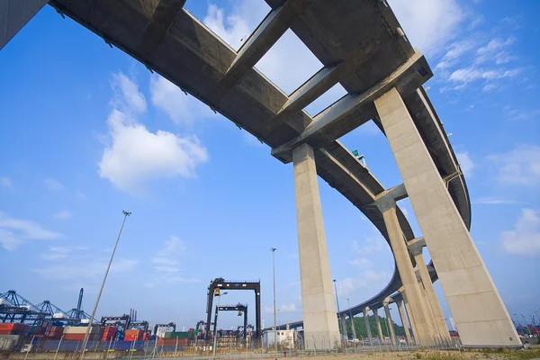 Autobahn zum Containerhafen — Stockfoto