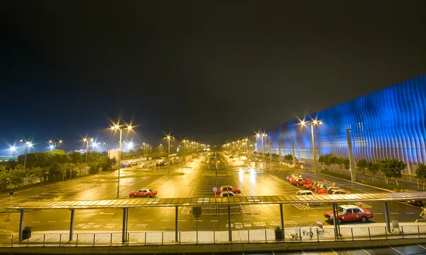Parque de estacionamento à noite — Fotografia de Stock