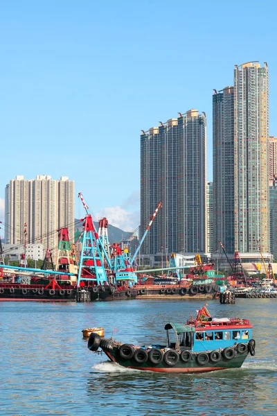 Traditional Chinese fishing junk in Victoria Harbor, Hong Kong — Stock Photo, Image