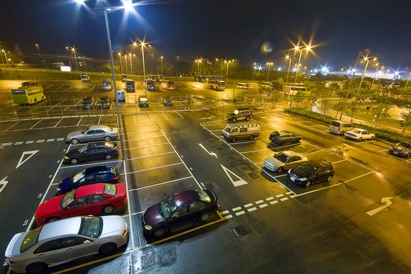 Bilparkering på natten — Stockfoto
