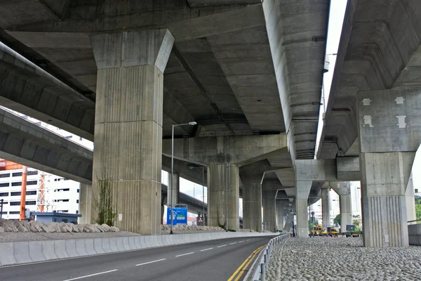 Köprünün altında. kentsel sahne — Stok fotoğraf