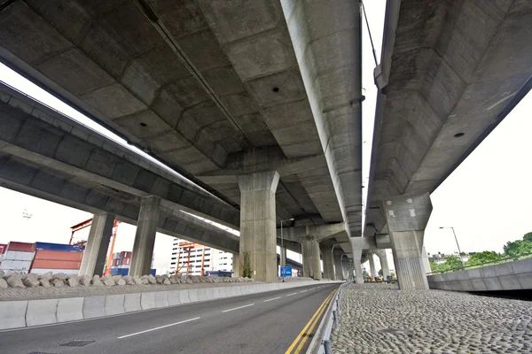 Köprünün altında. kentsel sahne — Stok fotoğraf
