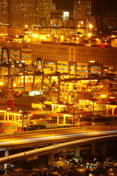 Armazém portuário com cargas e contentores à noite — Fotografia de Stock