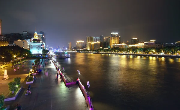 Imagen aérea de una ciudad moderna junto a un río —  Fotos de Stock