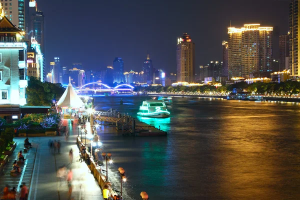 Image aérienne d'une ville moderne au bord d'une rivière — Photo