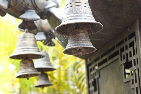 Carillon de vent accroché à un temple chinois — Photo