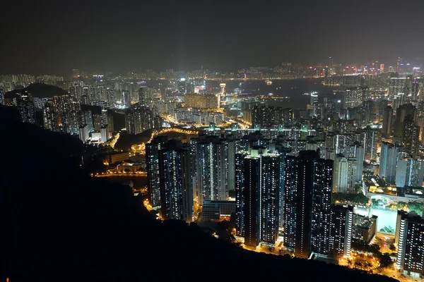 Ciudad por la noche, vista desde la montaña —  Fotos de Stock