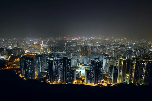 Stad bij nacht, uitzicht vanaf berg — Stockfoto