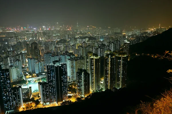 市、夜に山からの眺め — ストック写真