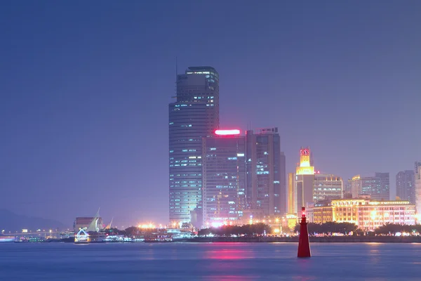 Китай Xiamen нічний погляд з Gulangyu острова — стокове фото