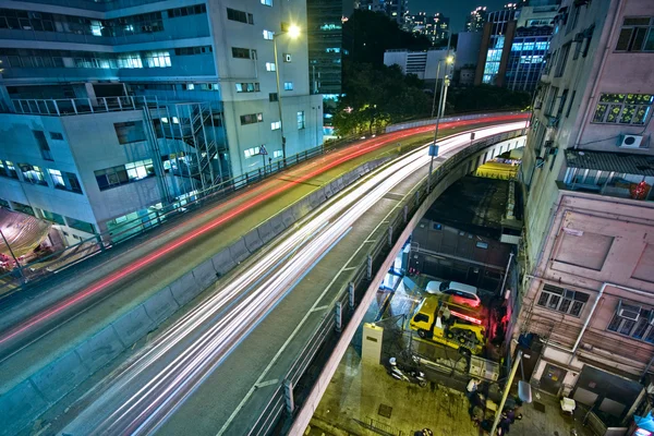 Köprü ve şehir gece görünümü — Stok fotoğraf