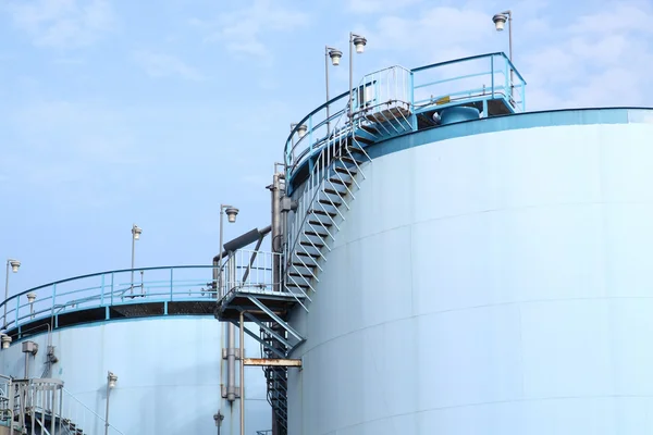 Grote witte tanks voor benzine en olie in de haven van rotterdam — Stockfoto