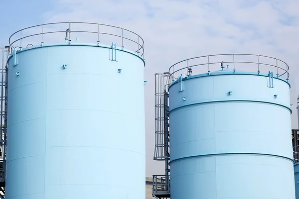 Duże zbiorniki biały dla benzyny i oleju w porcie Rotterdamu — Zdjęcie stockowe