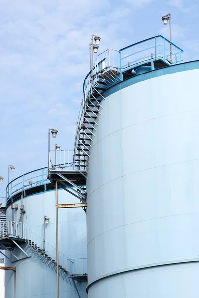 Petrol ve petrol rotterdam liman için büyük beyaz tanklar — Stok fotoğraf