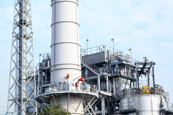 Parte de uma grande refinaria de petróleo — Fotografia de Stock