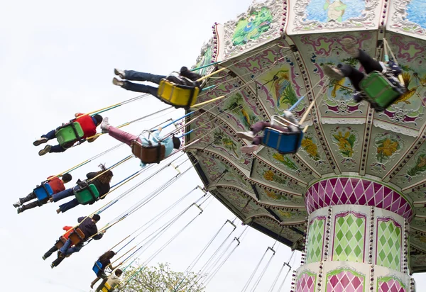 Chain swing ride in amusement park — Stock Photo, Image