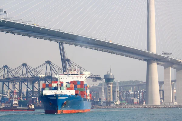 Containerfartyg och modern bro — Stockfoto