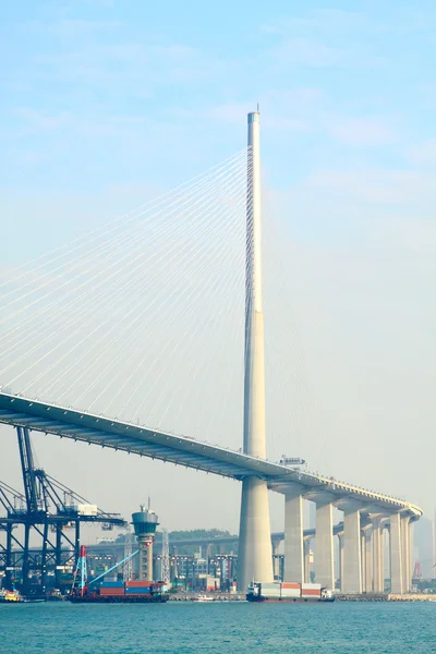Konteyner terminali ve modern köprü — Stok fotoğraf